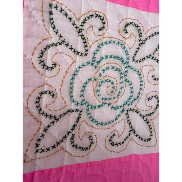 Vintage 60's Fluorescent Pink Quilt With Embroidered Patchwork 90x68" - Picture 8 of 16